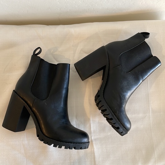 SODA CHELSEA BLACK HEELED BOOTS SIZE 6.5 - Picture 5 of 6